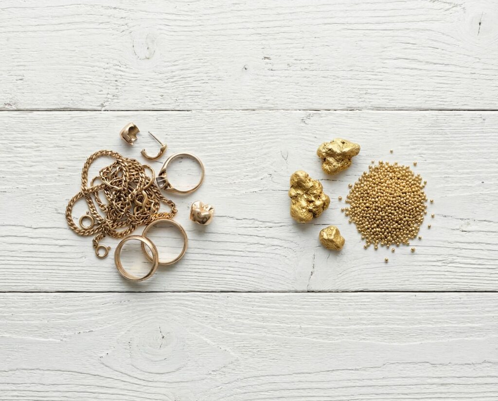 Abbildung von neu abgebautem Gold und Recycling-Gold