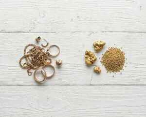 Abbildung von neu abgebautem Gold und Recycling-Gold