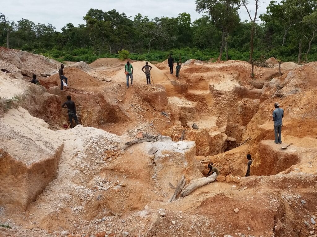 Artisanal gold mining in Kwara State, Nigeria – moonscapes of pits and mounds in informal small-scale gold mining in Africa. (Photo: Gudjohnsen007, CC BY-SA 4.0, via Wikimedia Commons.)